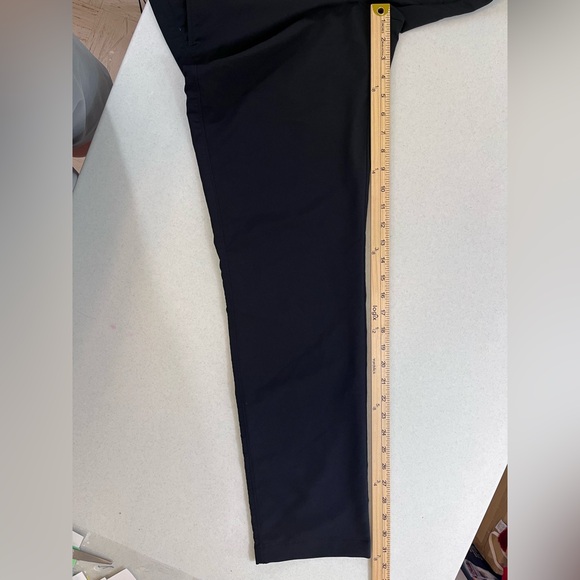 Under Armour Men’s Black SlimFit Performance Pants. Size 32/32 (Actual 30/31.5) - Picture 10 of 10